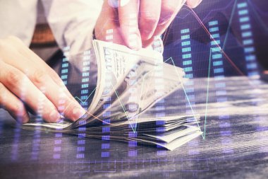Forx grafiği, hologram, Amerikan dolarları ve insan eli çizimleri. Teknik Analiz kavramı.