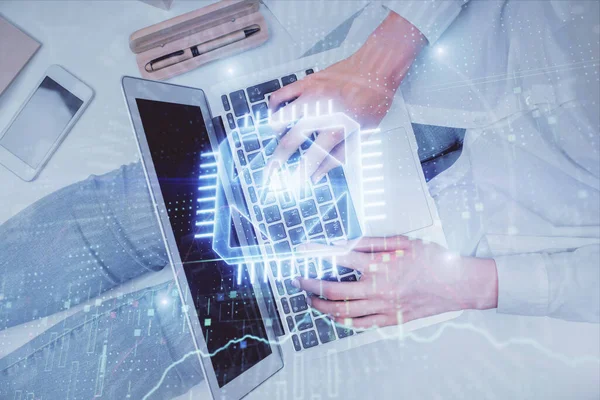 Doppia esposizione delle mani della donna che lavorano al disegno dell'ologramma di tema di dati e del calcolatore. Vista dall'alto. Concetto tecnologico. — Foto Stock