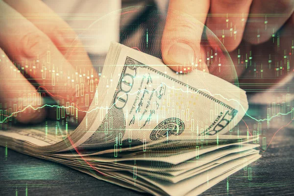 Multi blootstelling van forex grafiek tekenen hologram en Amerikaanse dollars biljetten en man handen. Technisch analyseconcept. — Stockfoto