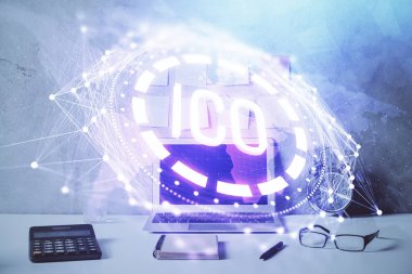 Engelleme zinciri ve kripto ekonomi temalı hologram ve bilgisayar geçmişi olan bir masa. Bitcoin kripto para kavramı.