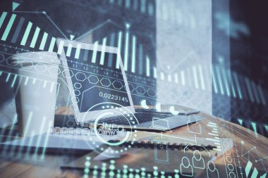 Bilgisayar, teknoloji temalı hologramla birlikte ofiste. Çifte maruziyet. Teknoloji kavramı.