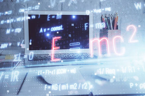 Desktop computer achtergrond en formule hologram schrijven. Dubbele belichting. Onderwijsconcept. — Stockfoto