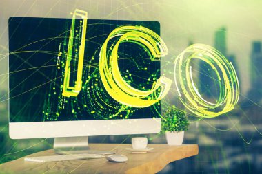 Blockchain temalı holograma ve bilgisayar arkaplanlı masaya çoklu maruz kalma. Bitcoin şifreleme para birimi kavramı.