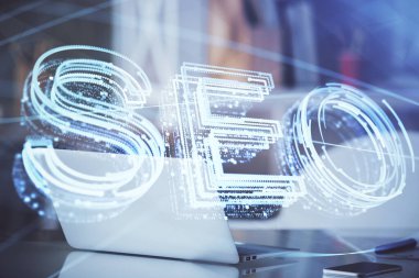 Bilgisayar ve seo çizim hologramı olan çok katmanlı bir tablo. Arama optimizasyon kavramı.