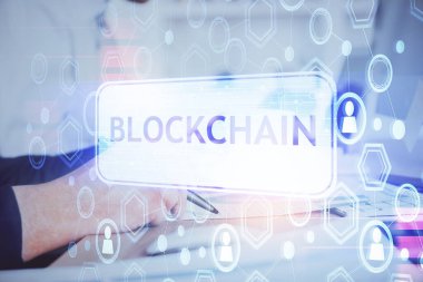 Arka planda notlarla çalışan adamlar. Kripto para ve finans kavramı.