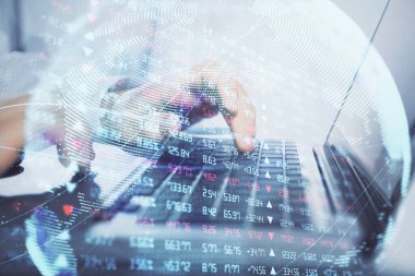 Arka planda dizüstü bilgisayarda çalışan iş adamlarının çoklu pozları. Uluslararası iş hologramı önde. Başarı kavramı.