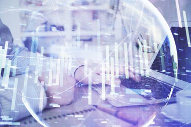 Arka planda dizüstü bilgisayarda çalışan iş adamlarının çoklu pozları. Uluslararası iş hologramı önde. Başarı kavramı.