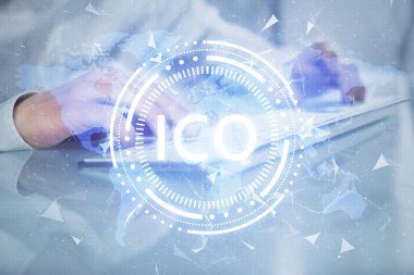 Şifreli para birimi temalı hologram ve iş adamı arka planda bilgisayar üzerinde çalışıyor. Engelleme zinciri kavramı. Çoklu pozlama.