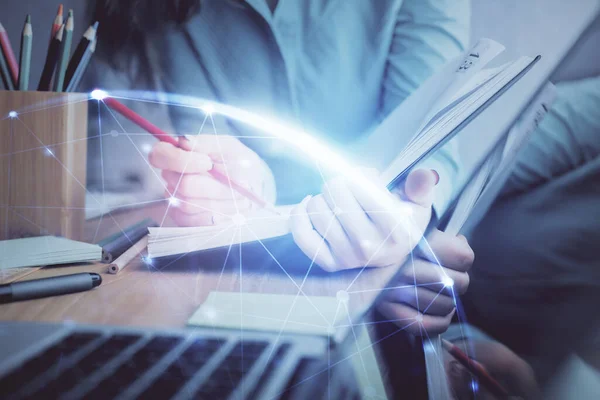 Holograma del tema de la red social sobre las manos tomando notas antecedentes. El concepto de personas internacionales globales se conecta. Doble exposición — Foto de Stock