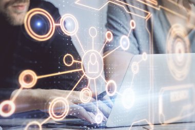 Arka planda bilgisayarla çalışan bir adamın bulunduğu medya ağı temalı hologram. İnternet iletişimi kavramı. Çift pozlama.