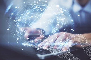 Arka planda bilgisayarla çalışan bir adamın bulunduğu medya ağı temalı hologram. İnternet iletişimi kavramı. Çift pozlama.