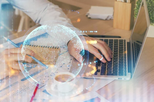 Dupla exposição do holograma do mapa do mundo com o homem trabalhando no computador em segundo plano. Conceito de world wideweb. — Fotografia de Stock