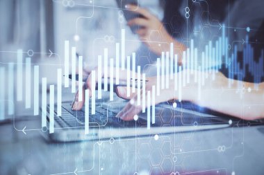 Bilgisayarda ve finansal grafik hologramında yazı yazan kadın ellerine çoklu maruz kalma. Borsa analizi kavramı.