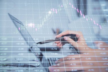 Bilgisayarda ve finansal grafik hologramında yazı yazan kadın ellerine çoklu maruz kalma. Borsa analizi kavramı.