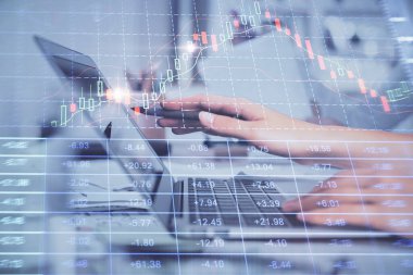 Bilgisayarda ve finansal grafik hologramında yazı yazan kadın ellerine çoklu maruz kalma. Borsa analizi kavramı.