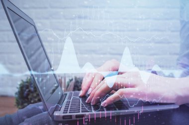 Bilgisayarda ve ön x grafik hologramında yazı yazan kadın ellerine çok maruz kalmış. Borsa analizi kavramı.