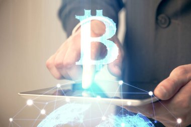 Erkeklerin el ele tutuşmalarının ve telefon ve kripto para birimi engelleme teması çiziminin iki kez görüntülenmesi.