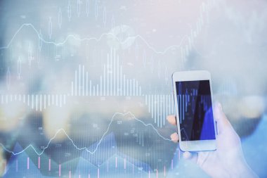 Ön x çizelgesine çift pozlama, hologram çizimi ve cep telefonu kullanan bir kadın. Borsa konsepti.