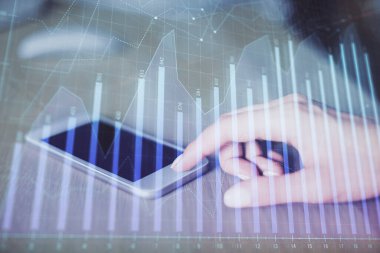 Ön x çizelgesine çift pozlama, hologram çizimi ve cep telefonu kullanan bir kadın. Finansal piyasa kavramı.
