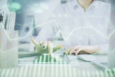 Ön x çizelgesine çift pozlama, hologram çizimi ve cep telefonu kullanan bir kadın. Finansal piyasa kavramı.