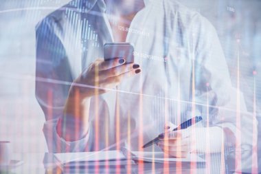 Ön x çizelgesine çift pozlama, hologram çizimi ve cep telefonu kullanan bir kadın. Finansal piyasa kavramı.