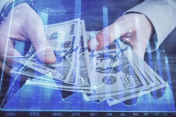 Mehrfachbelichtung von Finanzgraphen, die Hologramme und Dollarscheine und Menschenhände zeichnen. Analysekonzept. — Stockfoto