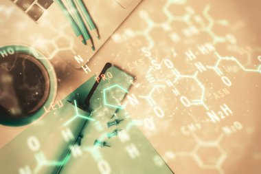 Masaüstü arka planında formül çizimleri olan fizik ve matematik temalı hologram. Üst Manzara. Çoklu maruz kalma. Eğitim kavramı.