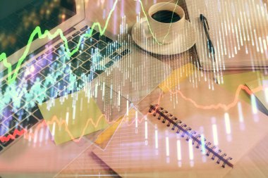 Önx grafik çizimi ve masaüstü ile kahve ve masa arkasındaki öğelerin çoklu pozlandırılması. Finansal piyasa ticareti kavramı