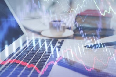 Finans şeması çizimine ve masaüstüne kahve ve masa arkasında eşyalar ile çifte pozlama. Önx piyasa ticareti kavramı