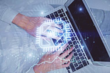 Bilgisayar ve veri temalı hologram çizimlerinde çalışan kadın elleri çift pozlama. Üst Manzara. Teknoloji konsepti.