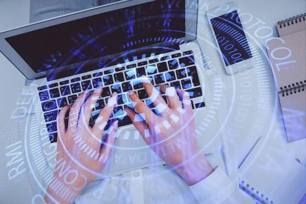 Podwójna ekspozycja kobiecych rąk pracujących nad komputerem i hologramem danych. Widok góry. Koncepcja technologii. — Zdjęcie stockowe
