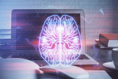 Bilgisayar ve beyin hologramı ile çalışma masasının çoklu açığı. Beyin fırtınası konsepti.