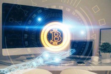 Blockchain temalı holograma ve bilgisayar arkaplanlı masaya çoklu maruz kalma. Bitcoin şifreleme para birimi kavramı.