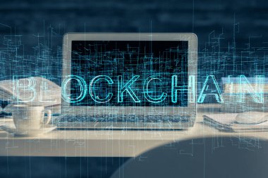 Blockchain temalı holograma ve bilgisayar arkaplanlı masaya çoklu maruz kalma. Bitcoin şifreleme para birimi kavramı.