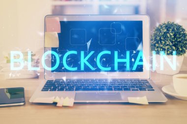Blockchain temalı holograma ve bilgisayar arkaplanlı masaya çoklu maruz kalma. Bitcoin şifreleme para birimi kavramı.