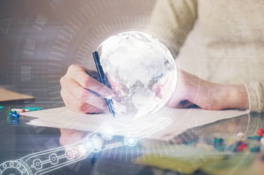Dünya haritası hologramı ve veri tema simgeleriyle notlar alan ellerin çoklu pozlanması. Küresel bilgisayar verisi kavramı.