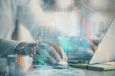 Arka planda bilgisayarda çalışan bir adamla ön x grafiğine iki kez maruz kalıyoruz. Pazar analizi kavramı.