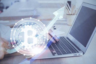 Arka planda bilgisayar üzerinde çalışan bir iş adamıyla engelleme temalı Hud. Kripto zinciri kavramı. Çift pozlama.