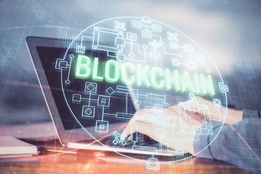 Arka planda bilgisayar üzerinde çalışan bir iş adamıyla engelleme temalı Hud. Kripto zinciri kavramı. Çift pozlama.