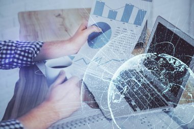 Arka planda bilgisayarla çalışan bir adamın bulunduğu medya ağı temalı hologram. İnternet iletişimi kavramı. Çift pozlama.