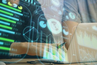 Veri temalı hologramın arka planda bilgisayar üzerinde çalışan bir adamla çoklu pozlandırılması. Yenilik kavramı.