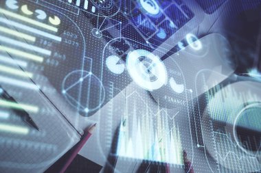 Çalışma masası arkaplanının üstünde bilgisayarla hologram çizen veriye çifte maruz kalma. Ai kavramı.