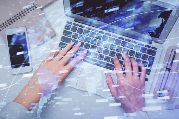 Doppelbelichtung von Frauenhänden, die an Computer- und Daten-Hologrammzeichnungen arbeiten. Draufsicht. Technologiekonzept. — Stockfoto
