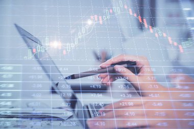 Bilgisayarda ve finansal grafik hologramında yazı yazan kadın ellerine çoklu maruz kalma. Borsa analizi kavramı.