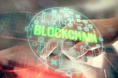 Erkeklerin el ele tutuşmalarının ve telefon ve kripto para birimi engelleme teması çiziminin iki kez görüntülenmesi.