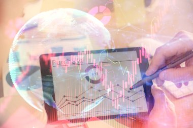 Erkeklerin el ele tutuşup telefon kullanırken ve uluslararası iş teması çizerken çift pozlama.