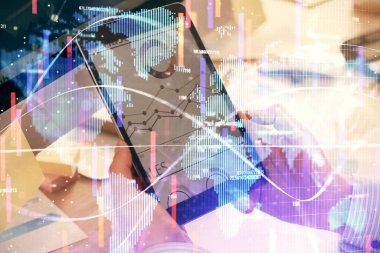 Erkeklerin el ele tutuşup telefon kullanırken ve uluslararası iş teması çizerken çift pozlama.