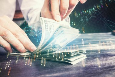 Forx grafiği, hologram, Amerikan dolarları ve insan eli çizimleri. Teknik Analiz kavramı.