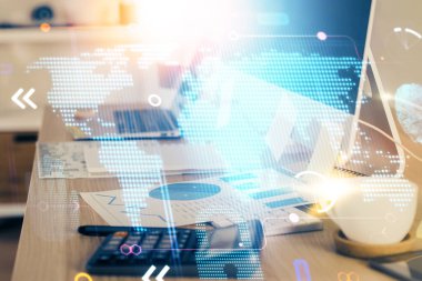 Bilgisayarlı ve dünya haritalı hologramlı çok katlı bir tablo. Uluslararası veri ağı kavramı.