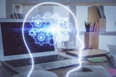 Bilgisayar ve beyin çizimi hologramıyla çalışma masasına çift pozlama. Beyin fırtınası konsepti.